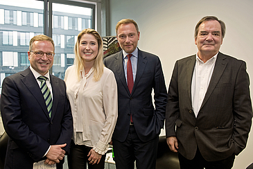 Hier sehen Sie Herrn Prof. Zimmermann, Frau Steiner, Herr Lindner und Herrn Prof. Hickel.