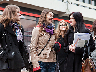 Junge Frauen im Gespräch.