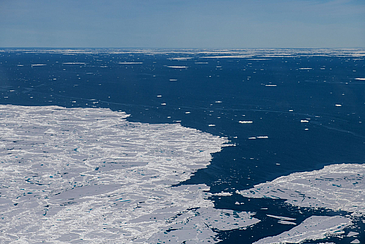 getaute Eisfläche auf dem Meer