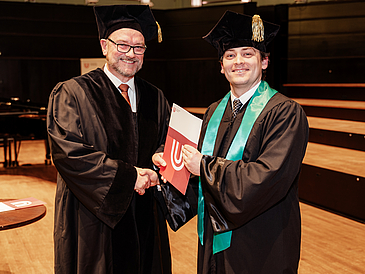 Prof. Dr. Missong gratuliert Dr. Horn für seine Dissertation