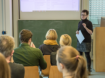 Martina Salm moderiert die Abschlussveranstaltung der E-Learning Anwendungsszenarien