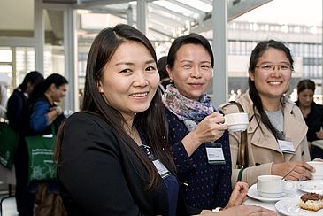 Drei Frauen am Kaffeetisch