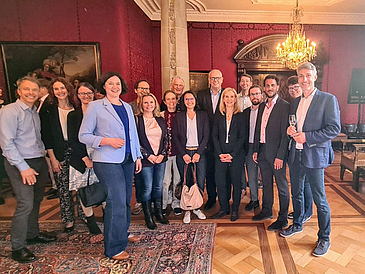 Das Team vom Exzellenzclusterantrag "The Martian Mindset" mit dem Bürgermeister Dr. Andreas Bovenschulte, Prof. Dr. Jutta Günther, Rektorin der Universität Bremen und Kathrin Moosdorf, Senatorin für Umwelt, Klima und Wissenschaft