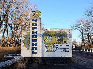 Tschernobyl Ausstellung Zeigt eine Wand mit kyrillischen Schriftzeichen. Daneben eine Ölplattform. Neben der Ölplattform befindet sich das Zeichen der Sowjetunion.