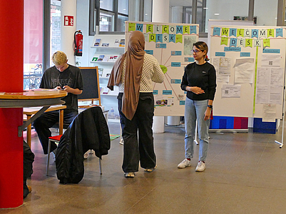 Studierende beraten Incomings im Foyer des VWGs