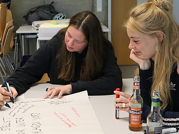 Zwei Studentinnen arbeiten an einem Tisch