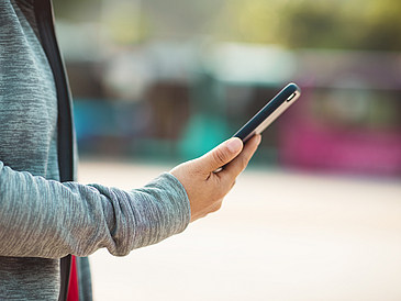 Frau mit Smartphone