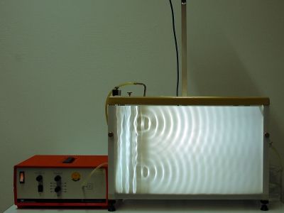 Wellenwanne mit Projektion des Wellenbildes