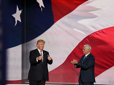 Trump vor amerikanischer Flagge