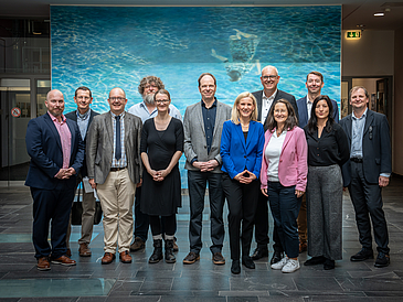 Forscher:innen beider Clusteranträge mit Bürgermeister Andreas Bovenschulte, Rektorin Jutta Günther und Konrektor für Forschung und Transfer Michal Kucera.