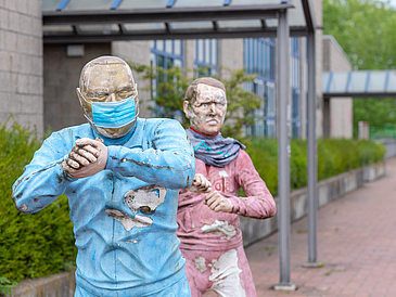 Eine Statue mit Mundschutz auf dem Universitäts-Boulevard.