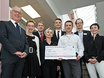 Gruppenbild mit Männern und Frauen bei Preisverleihung