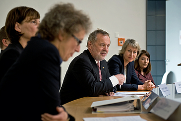 Vier Frauen und ein Mann am Tisch