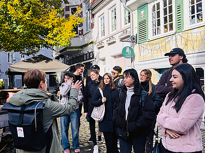 Stadtführerin erklärt den Austauschstudierende die Sehenswürdigkeiten im Schnoorviertel in Bremen