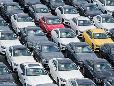 Autos dicht nebeneinander auf einem Parkplatz