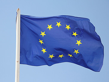 Europaflagge, dunkelblau mit gelben Sternen