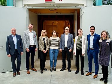 Gruppe im Fallturm