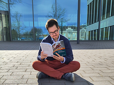 Person liest in einem Buch