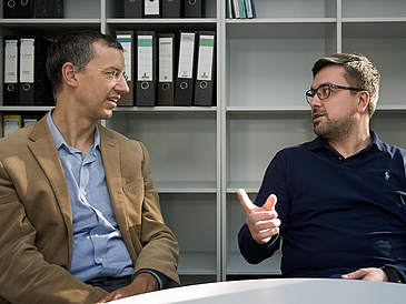 Professor Vitaly Ogleznev (rechts) ist Gast bei Professor Lorenz Kähler in der Rechtswissenschaft