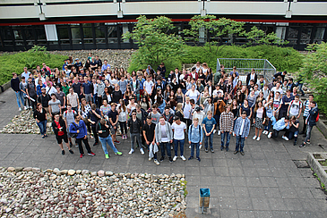 Gruppenbild mit Männern und Frauen