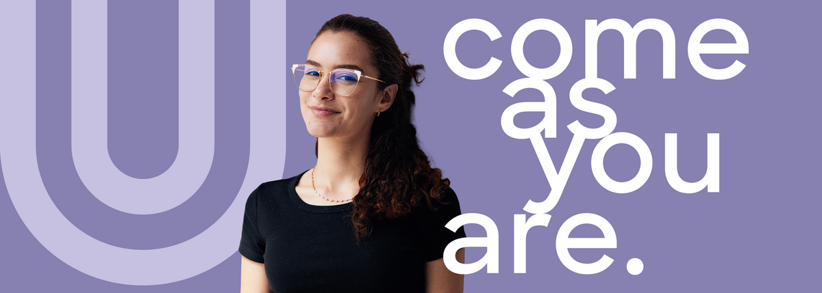 Come as you are Violette Grafik mit der weißen Aufschrift Come as you are. Dazu das Uni-Logo und das Foto eines jungen Menschen