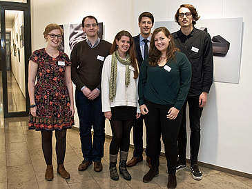 Gruppenfoto mit drei jungen Frauen und drei jungen Männern