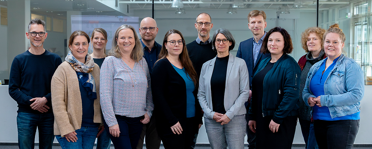 Referat Lehre und Studium Gruppenfoto des Referat 13 der Universität Bremen. Zwölf Personen, in zwei Reihen hintereinander versetzt aufgestellt, schauen zur Betrachterin / zum Betrachter.
