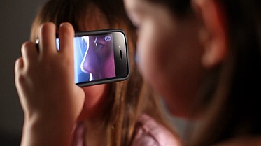 filmstill: Mädchen schaut in Handy