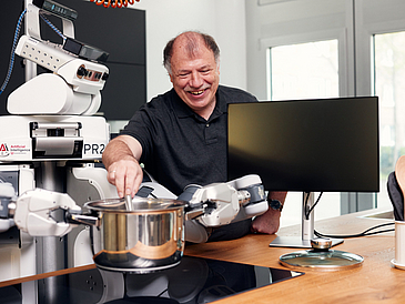 Michael Beetz leitet in Bremen das Institut für Künstliche Intelligenz (IAI) und den Sonderforschungsbereich EASE (Everyday Activity Science and Engineering).