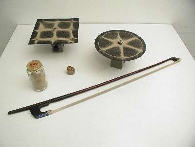 Metallplatten mit kladnischen Klangfiguren und Geigenbogen