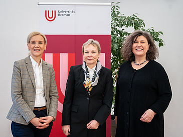 von links nach rechts: Professorin Jutta Günther, Rektorin der Universität Bremen, Professorin Sabine Kunst, Vorstandsvorsitzende der Joachim Herz Stiftung, und Irene Strebl, Staatsrätin für Umwelt, Klima und Wissenschaft.