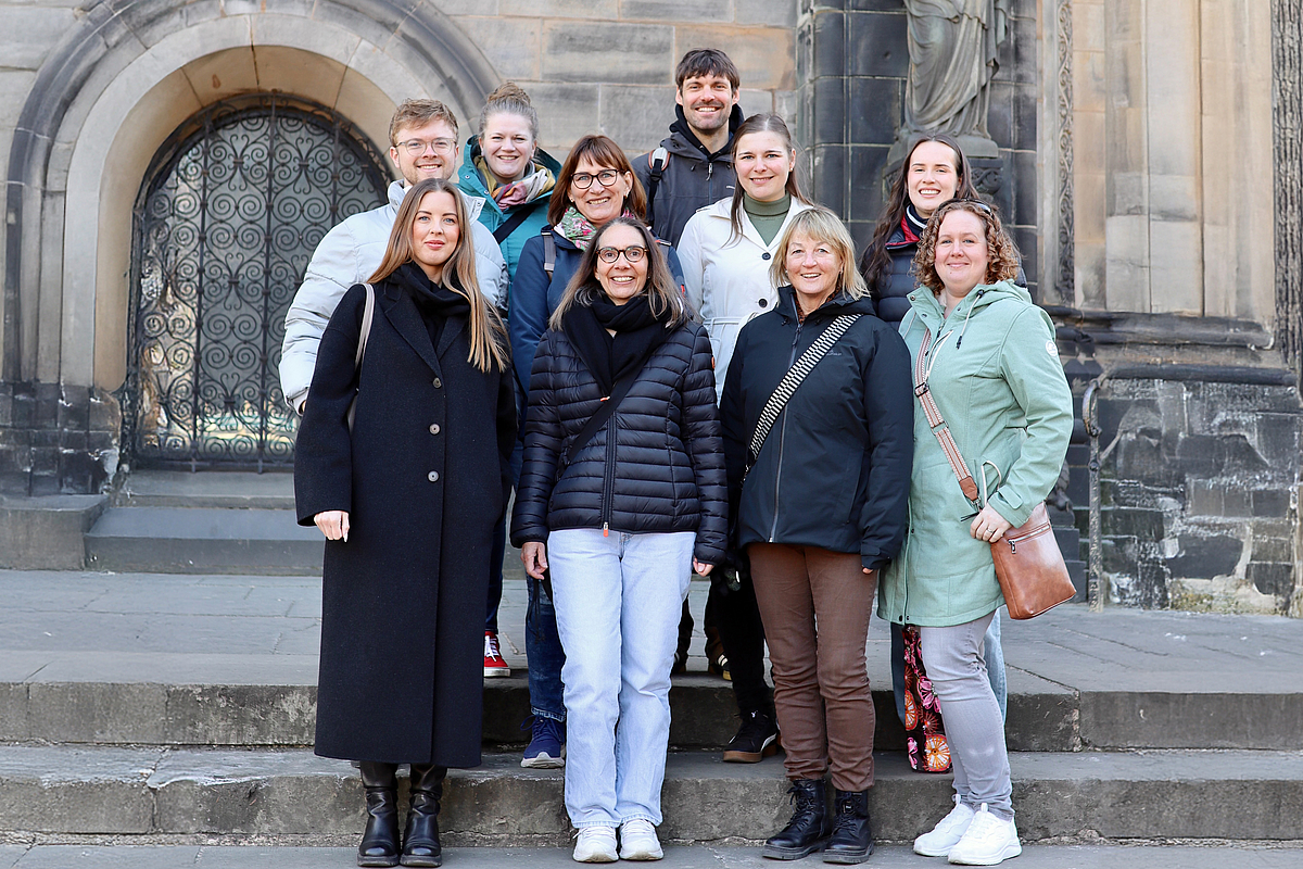 Das Team der Biologiedidaktik Eine Gruppe steht auf den Domtreppen in Bremen.