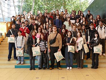 Bild von einer Gruppe Studierender in der Glashalle