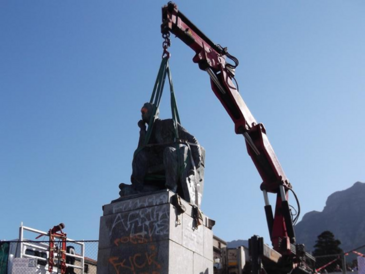 A crane ist deconstructing the Rhodes-Statue in Capetown
