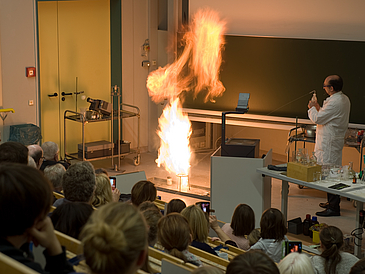 Mann mit einem Feuer im Auditorium