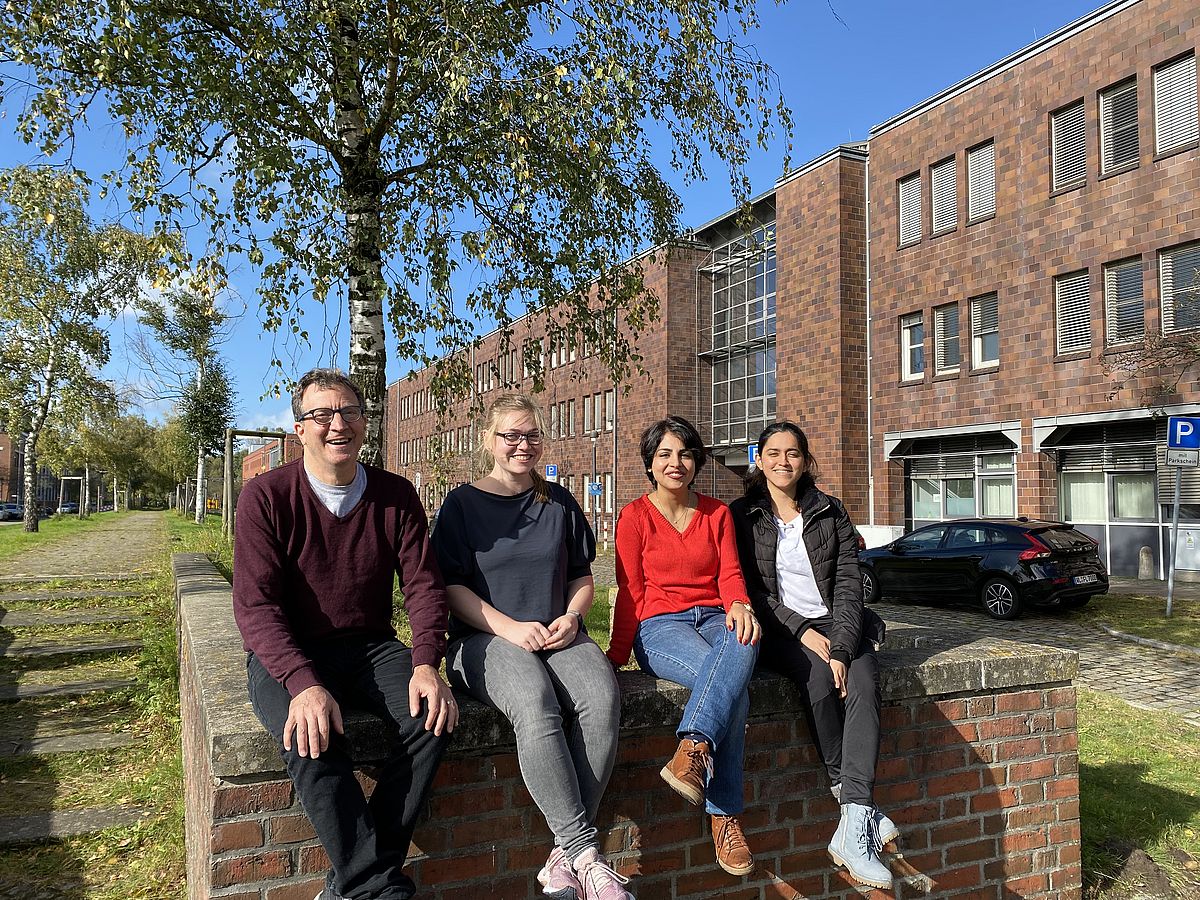 Thomas Schwarz and his Bremen based research group in front of a University building in Bremen.