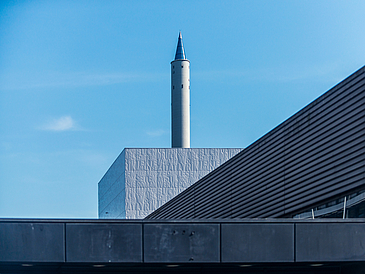 Gebäude, darunter ein Turm