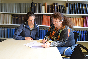 Heike Sonnenberg und Anastasiya Tönjes bei der Arbeit