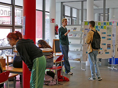 Studierende beraten Incomings am Welcome Desk