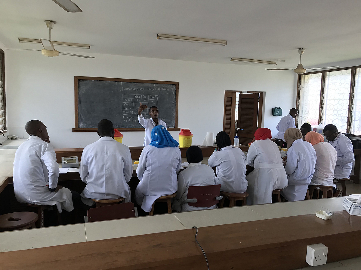 Fortlaufende Weiterbildung Weitergebildete Studierende trainieren nun ihre eigenen Kommilitoninen und Kommilitonen.