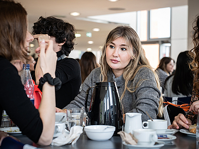 Internationale Studierende beim Begrüßungsfrühstück in der Mensa