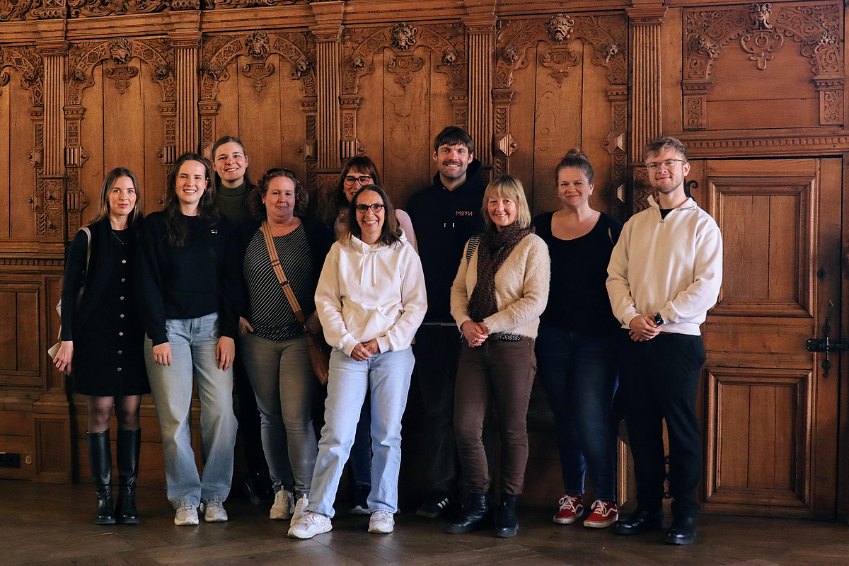 Das Team der Biologiedidaktik in der Oberen Rathaushalle Eine Gruppe steht in der oberen Rathaushalle im Bremer Rathaus.