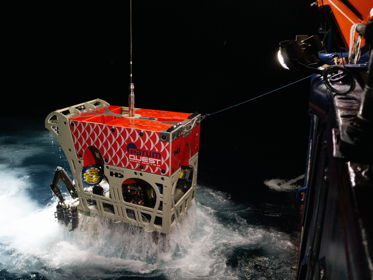 Der neue Tauchroboter MARUM-QUEST 5000 taucht bei Nacht aus dem Wasser auf.