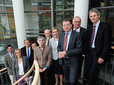 Gruppe von Personen auf Treppe