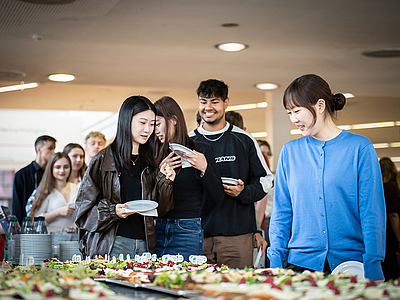 Austauschstudierenden am Büffet beim Begrüßungsfrühstück in der Mensa