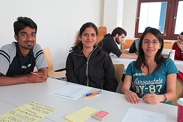 Internationale Studierende an einem Tisch