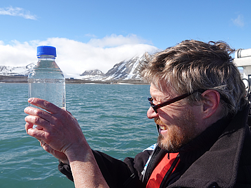 Prof. Kai Bischof from the University of Bremen and MARUM during fieldwork at Kongsfjord, Spitsbergen.