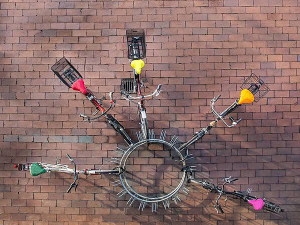 Fahrräder mit buntem Sattelschutz