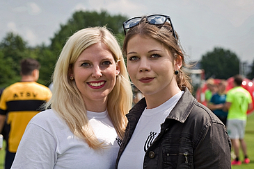 Zwei Frauen lächeln in Kamera