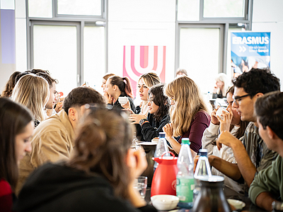 Internationale Studierende beim Begrüßungsfrühstück in der Mensa